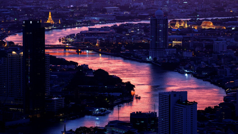 نهر تشاو فرايا يعكس ألوان الشفق أثناء غروب الشمس في بانكوك، تايلاند ، 2 حزيران/يونيو 2021. (رويترز / أثيت بيراونجميثا)