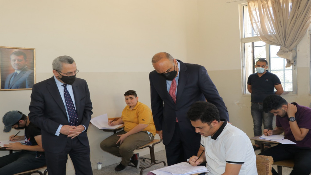 رئيس الوزراء بشر الخصاونة خلال تفقده عددا من قاعات امتحان "التوجيهي" في عمّان. (رئاسة الوزراء)