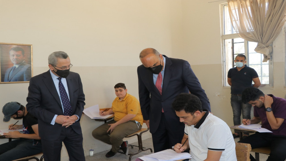 رئيس الوزراء بشر الخصاونة خلال تفقده عددا من قاعات امتحان "التوجيهي" في عمّان. (رئاسة الوزراء)