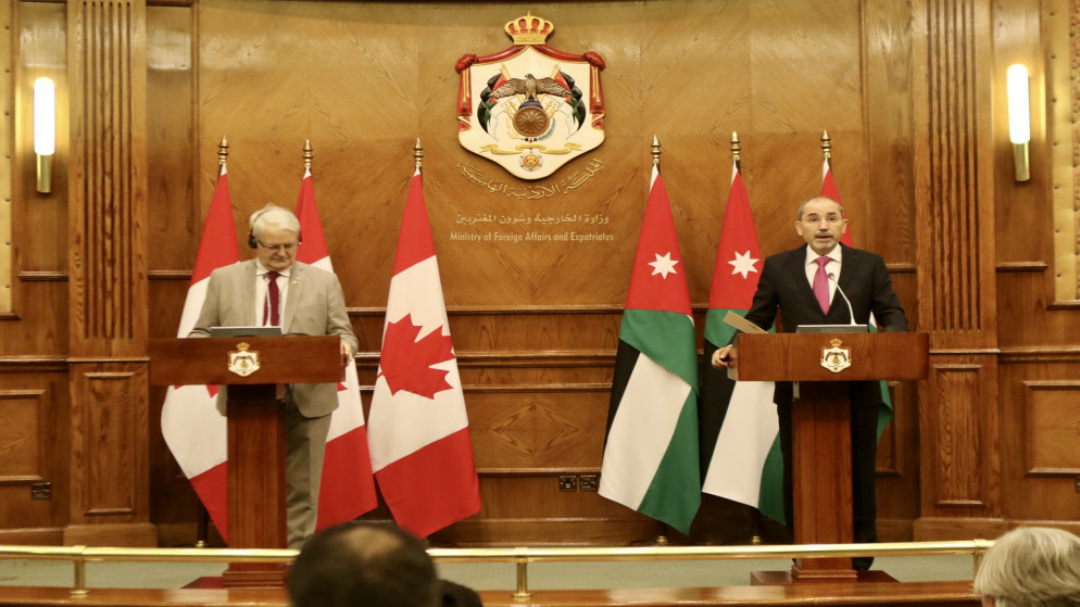 وزير الخارجية وشؤون المغتربين أيمن الصفدي مع وزير الخارجية الكندي مارك غارنو. (صلاح ملكاوي/ المملكة)