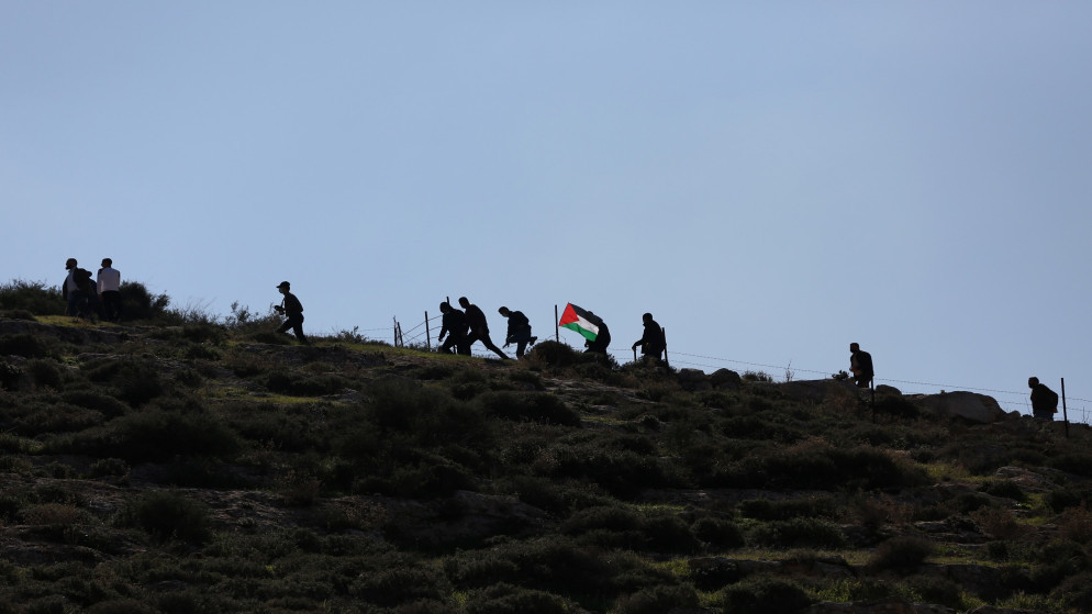 صورة مواجهات بين فلسطينيين وجنود الاحتلال الإسرائيلي خلال مسيرة سلمية في قرية بيت دجن شرقي نابلس. 2021/1/8. (أيمن نوباني/ وفا)