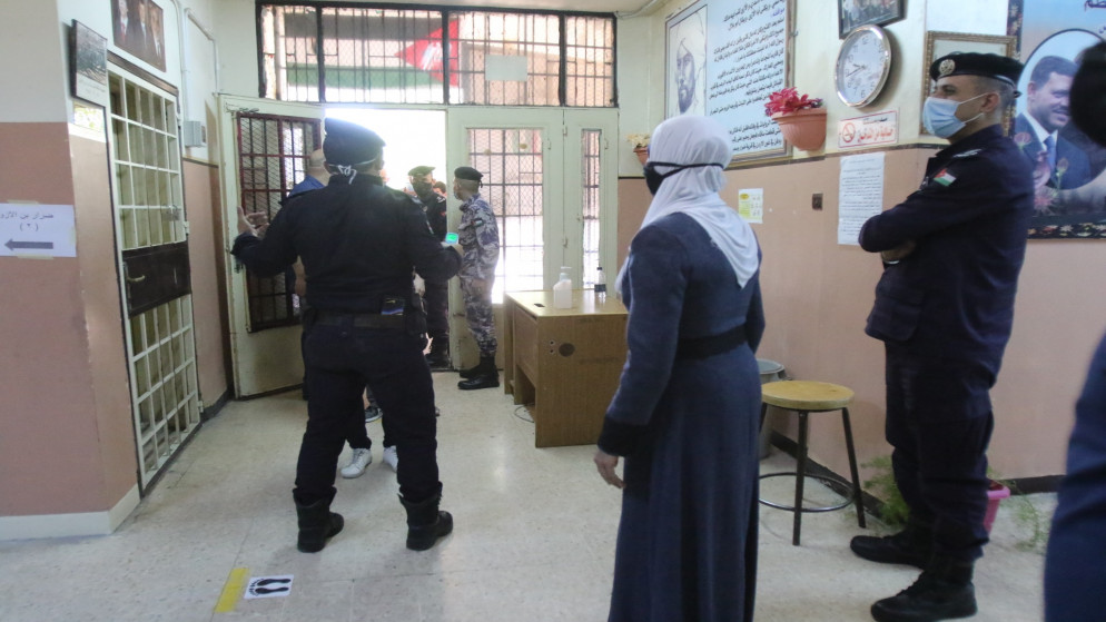عملية تنظيم دخول طلبة لتأدية امتحان في الثانوية العامة "التوجيهي" في عمّان. (صلاح ملكاوي/ المملكة)