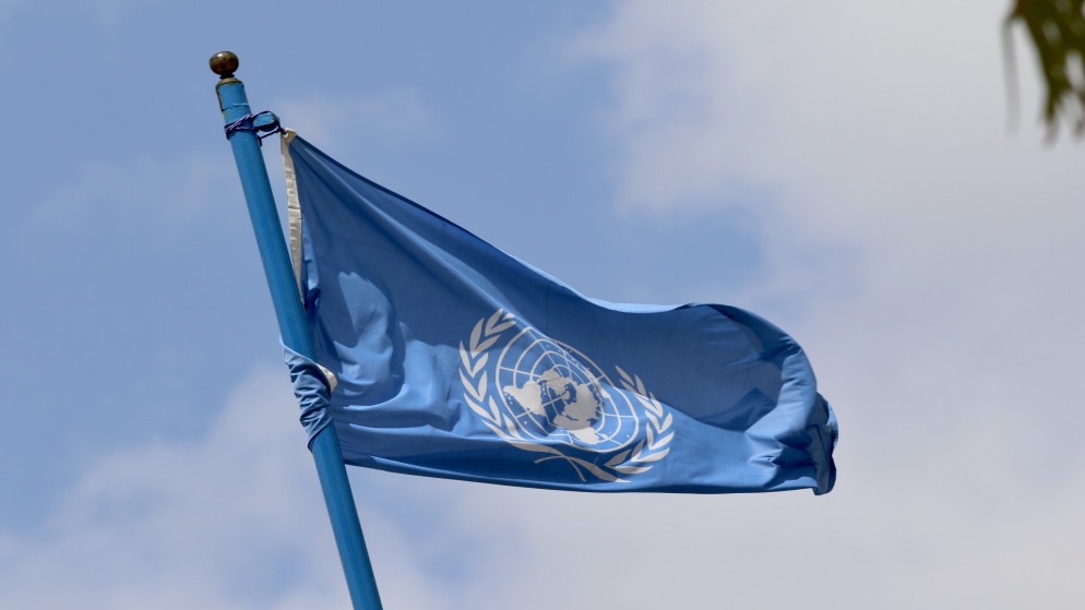 علم الأمم المتحدة فوق المركز الصحي التابع لأونروا في مخيم البقعة للاجئين الفلسطينيين. (صلاح ملكاوي/ المملكة)