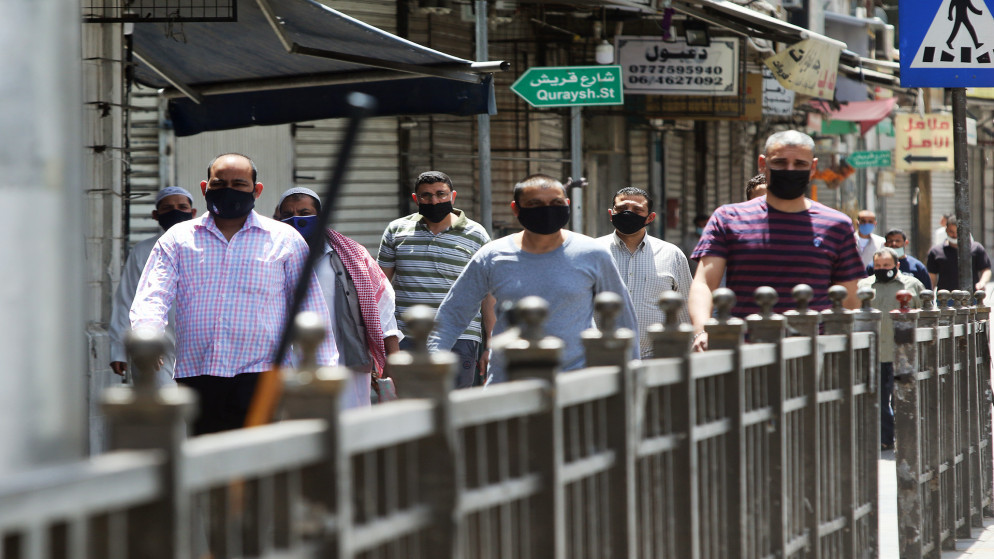 مصلون في طريقهم لأداء صلاة الجمعة في المسجد الحسيني في منطقة وسط البلد في عمّان، 23 نيسان/أبريل 2021. (صلاح ملكاوي / المملكة)