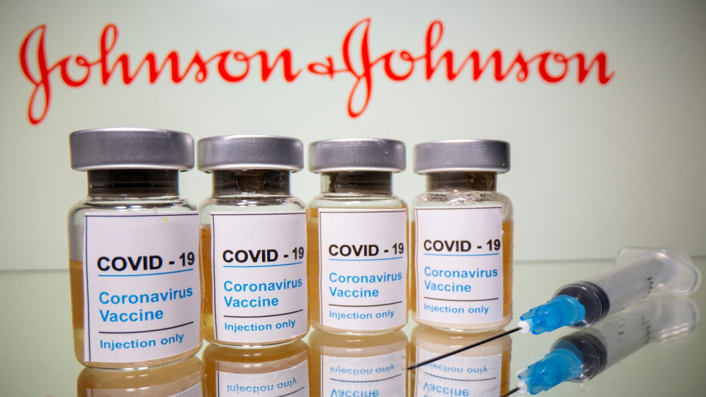 قوارير "لقاح فيروس كورونا" وحقنة طبية أمام شعار جونسون آند جونسون، 31 أكتوبر 2020. (رويترز)