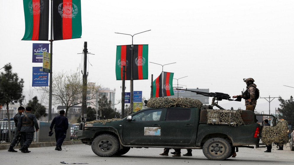 قوات الأمن الأفغانية تتفقد موقع انفجار في كابول بأفغانستان، 15 آذار/ مارس 2021. (رويترز)