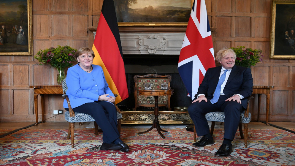 رئيس الوزراء البريطاني بوريس جونسون (يمين) والمستشارة الألمانية أنغيلا ميركل 2/7/2021. (رويترز)