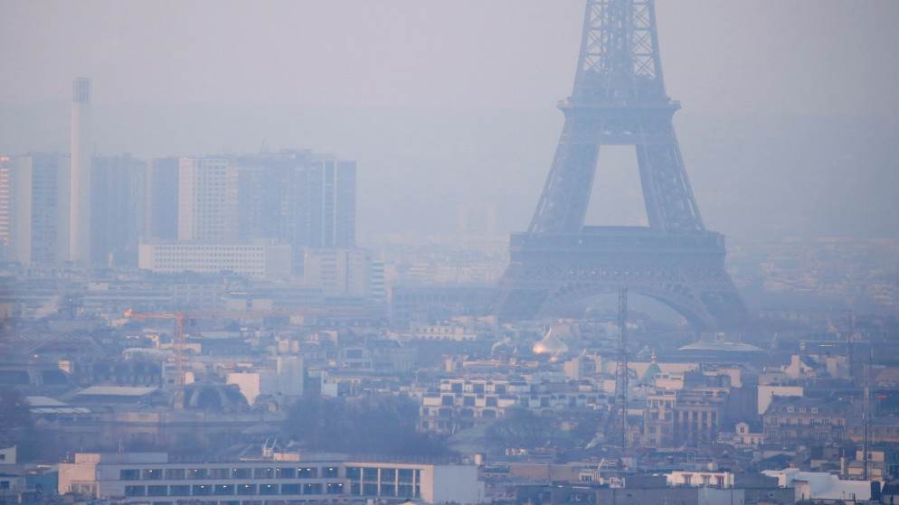 برج إيفل محاط بالضباب في باريس، فرنسا، 9 كانون الأول/ ديسمبر 2016. (رويترز)