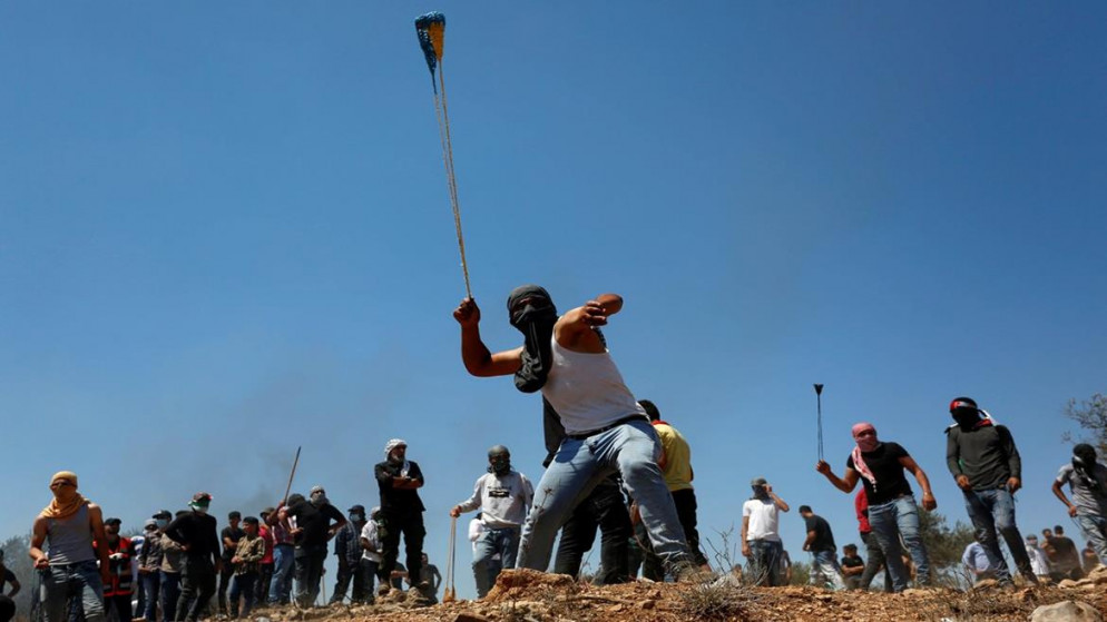 مواجهات بين شبان فلسطينيين وجنود الاحتلال الإسرائيلي بالقرب من جبل صبيح في قرية بيتا جنوبي مدينة نابلس، 2/7/2021 (أيمن نوباني/وفا)