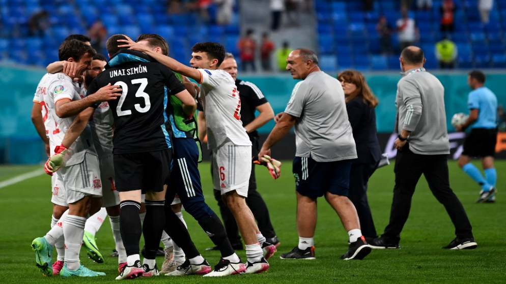 لاعبو إسبانيا يحتفلون بعد فوزهم في مباراة ربع نهائي بين سويسرا وإسبانيا على ملعب سانت بطرسبرغ في سانت بطرسبرغ، 2 تموز/ يوليو 2021. (أ ف ب)