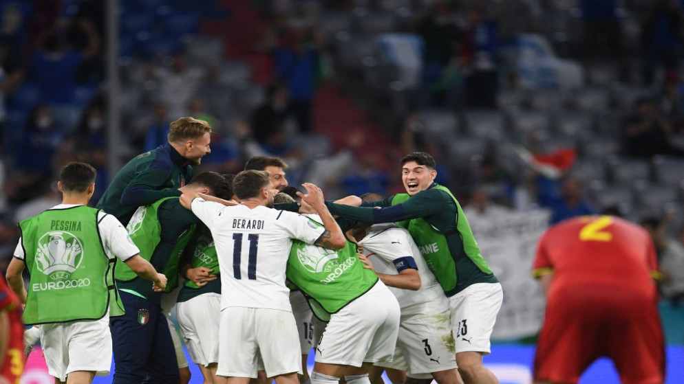 لاعبو إيطاليا يحتفلون بالفوز في نهاية مباراة ربع نهائي كأس أوروبا بين بلجيكا وإيطاليا في ملعب أليانز أرينا في ميونيخ، 2 تمور/يوليو 2021. (أ ف ب)
