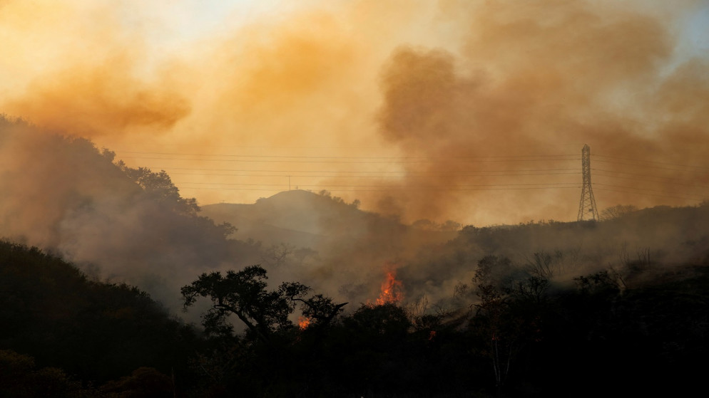 حريق بوند فاير يستمر في الاشتعال بالقرب من خطوط الطاقة الكهربائية بالقرب من كاليفورنيا، الولايات المتحدة، 3 ديسمبر 2020. (رويترز)