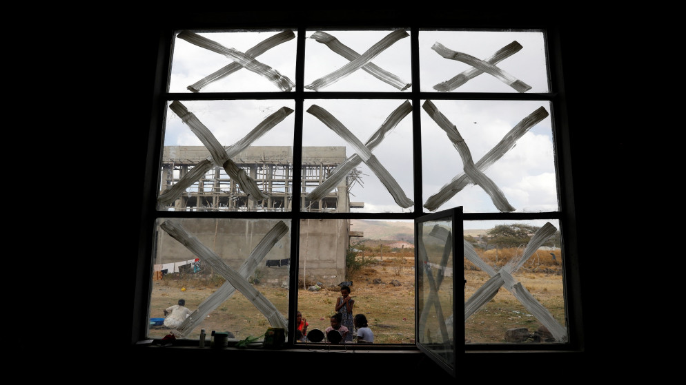 نازحون في حرم جامعة أكسوم في إقليم تيغراي في إثيوبيا الذي يشهد نزاعا. (رويترز)