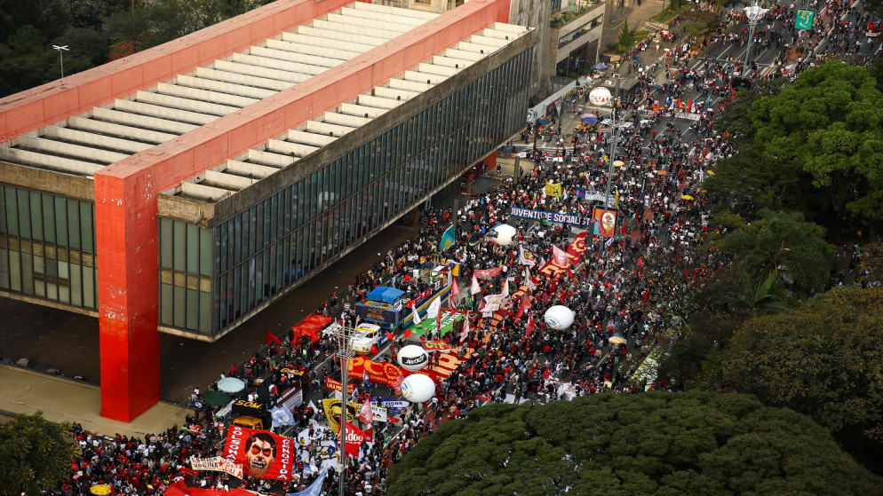 أشخاص يحضرون احتجاجا ضد الرئيس البرازيلي جاير بولسونارو في ساو باولو، البرازيل، 3 تموز/ يوليو 2021. (رويترز)