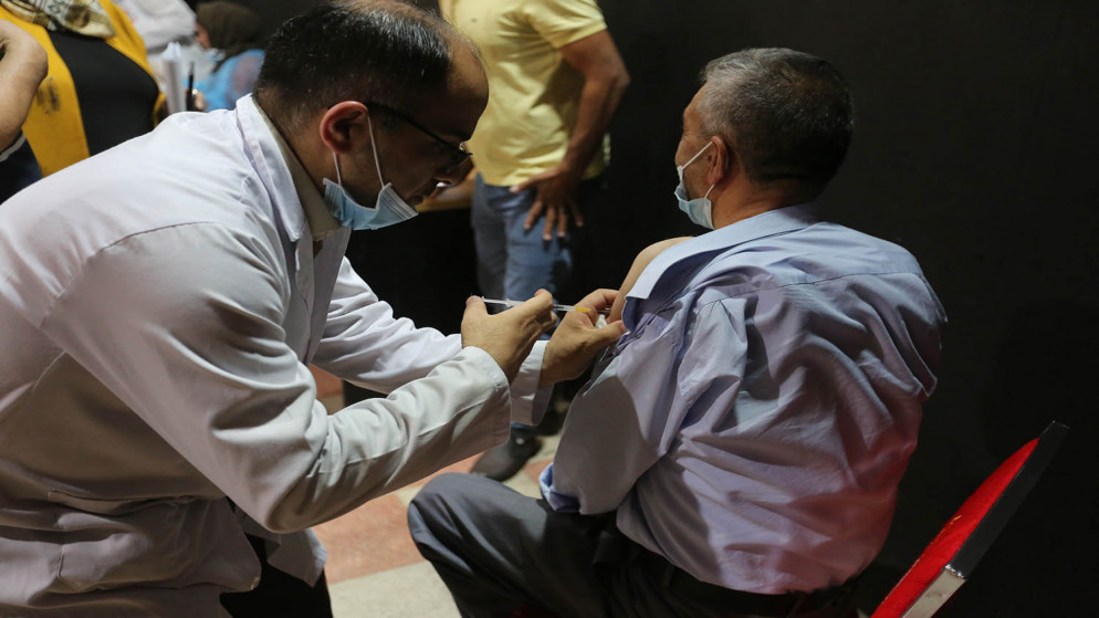 وزارة الصحة الفلسطينية تبدأ بتطعيم موظفي المؤسسات الخدماتية في دورا جنوب الخليل. 27/05/2021. (مشهور وحواح/وفا)
