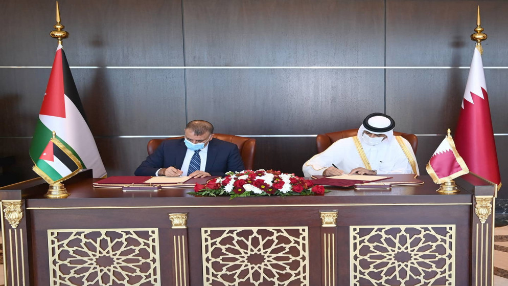 وزير الداخلية مازن الفراية ورئيس الوزراء القطري خالد بن خليفة بن عبدالعزيز آل ثاني في الدوحة