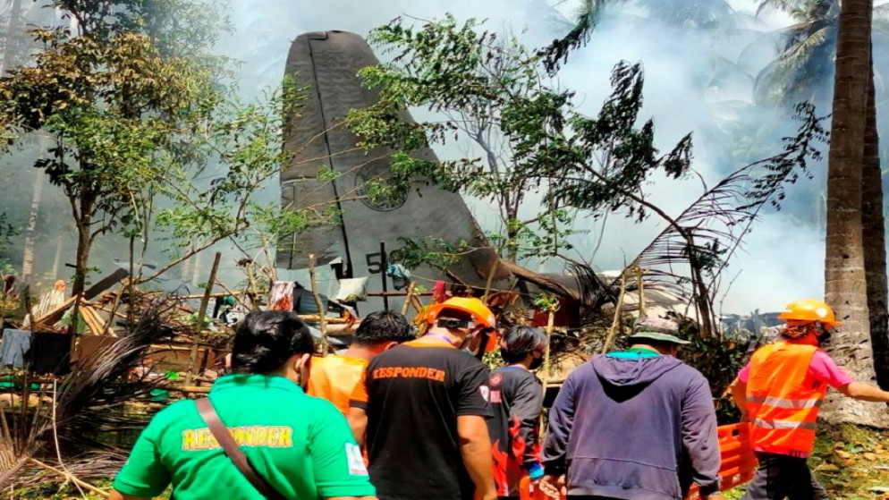 يعمل أول المستجيبين في الموقع بعد تحطم طائرة تابعة للقوات الجوية الفلبينية من طراز لوكهيد سي -130 تحمل جنودًا عند هبوطها في باتيكول بمقاطعة سولو بالفلبين، 4 تموز/يوليو 2021. (رويترز)