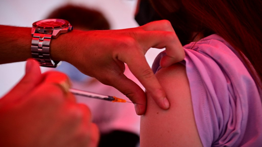امرأة تتلقى لقاحا واقيا من فيروس كورونا في ساحة الجمهورية في باريس، 29 حزيران/ يونيو 2021. (أ ف ب)