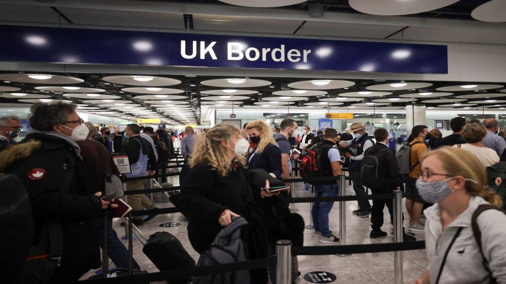الركاب القادمون يصطفون في طابور مراقبة الحدود في المملكة المتحدة في المبنى رقم 5 في مطار هيثرو بلندن، بريطانيا، 29 حزيران/يونيو 2021. (رويترز / هانا مكاي)