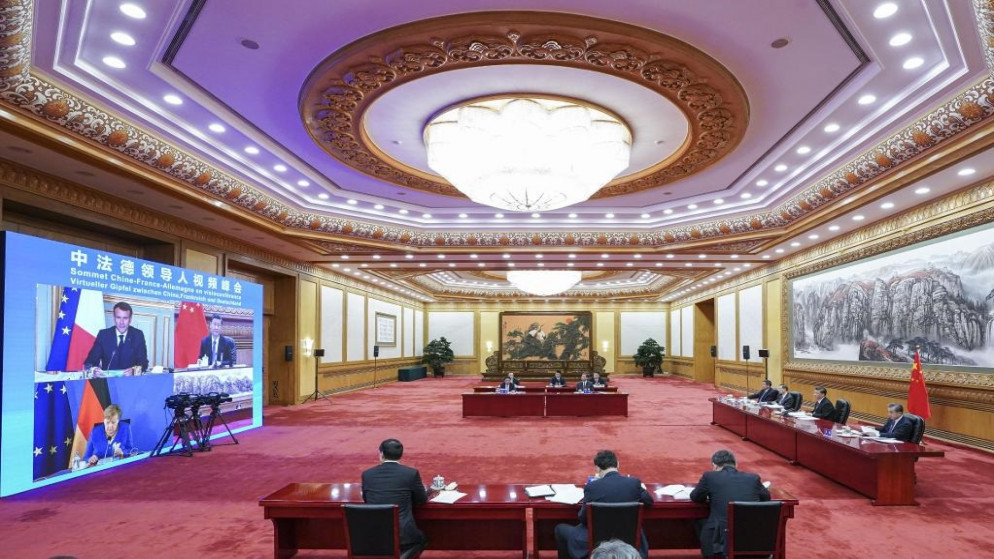 الرئيس الصيني شي جينبينغ، خلال اجتماع عبر الفيديو في التحديات المتعلقة بالتقلبات المناخية والاقتصاد والصحة واستئناف الرحلات الجوية، دار ضيافة الدولة في بكين. 9 أكتوبر 2019. (أ ف ب)