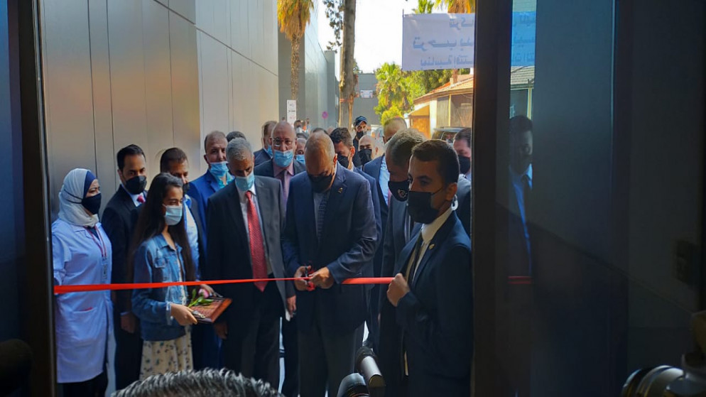 رئيس الوزراء بشر الخصاونة خلال افتتاح مستشفى الجراحات التخصصية التابع لمستشفى البشير. (المملكة)