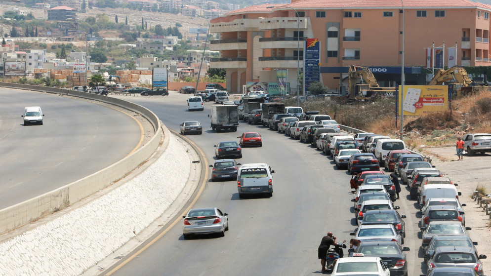 سيارات تقف في طابور بالقرب من محطة وقود أثناء انتظارها للتزود بالوقود في الجية. لبنان. 29 يونيو/حزيران ، 2021. (رويترز / عزيز طاهر)
