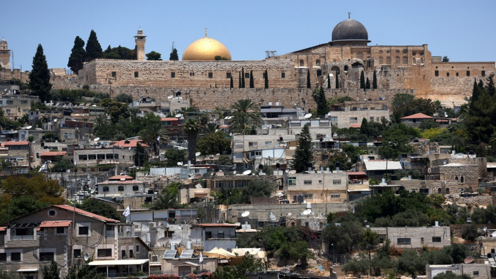 حي سلوان الذي تقطنه أغلبية عربية في القدس الشرقية وتظهر قباب قبة الصخرة (على اليسار) والمسجد الأقصى (على اليمين). 2 يوليو / تموز 2021.(أ ف ب)