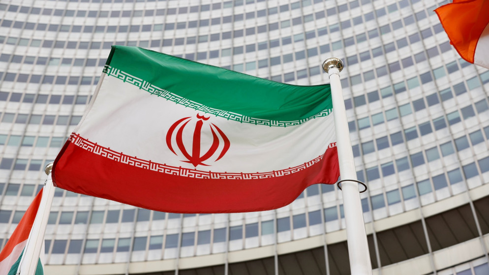 العلم الإيراني أمام مقر الوكالة الدولية للطاقة الذرية وسط جائحة فيروس كورونا (كوفيد -19) في فيينا ، النمسا .23 مايو / أيار 2021. (رويترز)