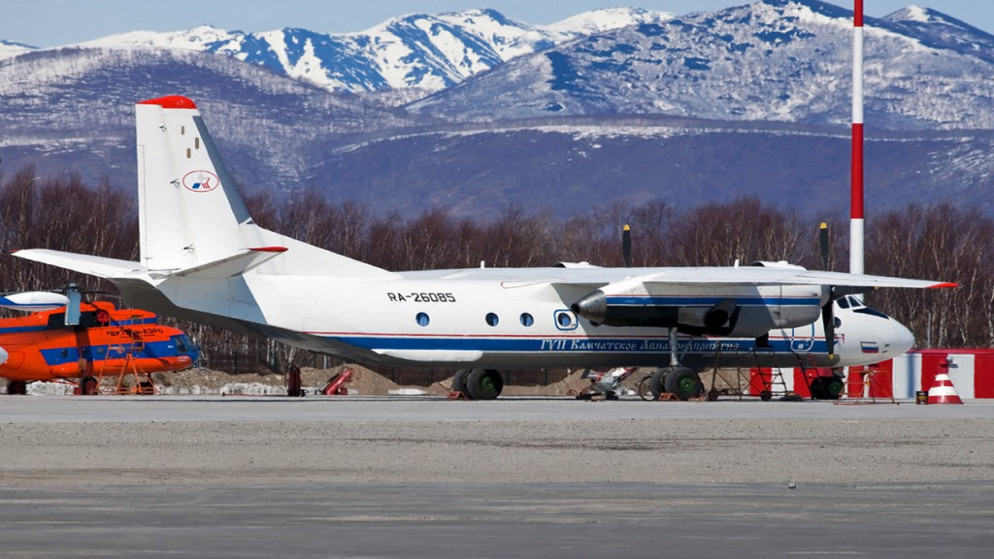 طائرة روسية من طراز An-26 تحمل رقم الذيل RA-26085 على ساحة الانتظار في مطار باتروبافلوفسك-كامتشاتكي.(أـ ف ب)