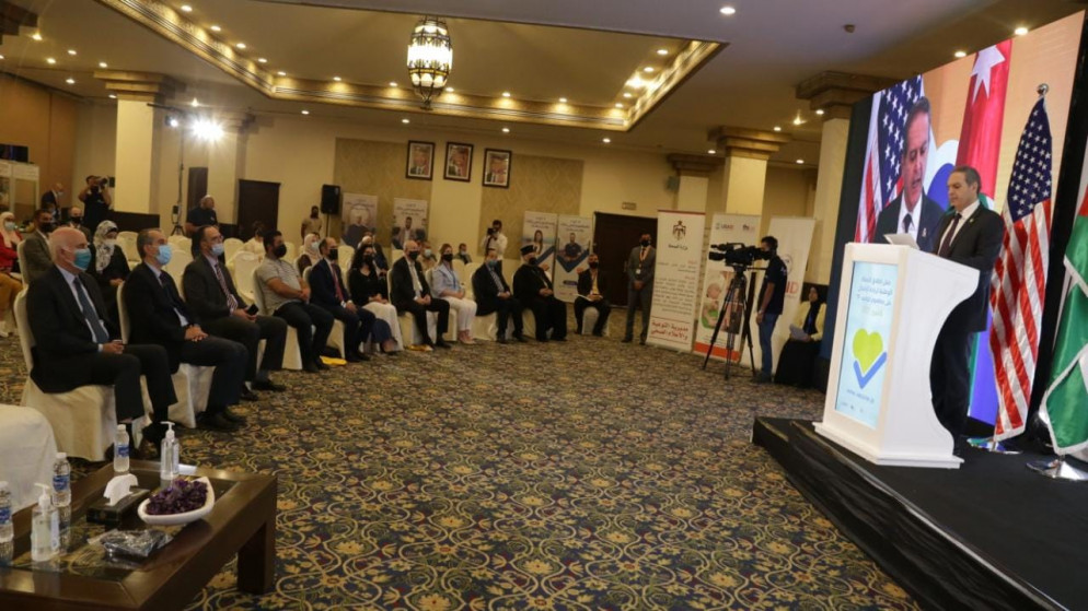 وزير الصحة الدكتور فراس الهواري يتحدث أثناء إطلاق المرحلة الثانية من الحملة الوطنية لزيادة الإقبال على مطعوم كورونا. (وزارة الصحة)