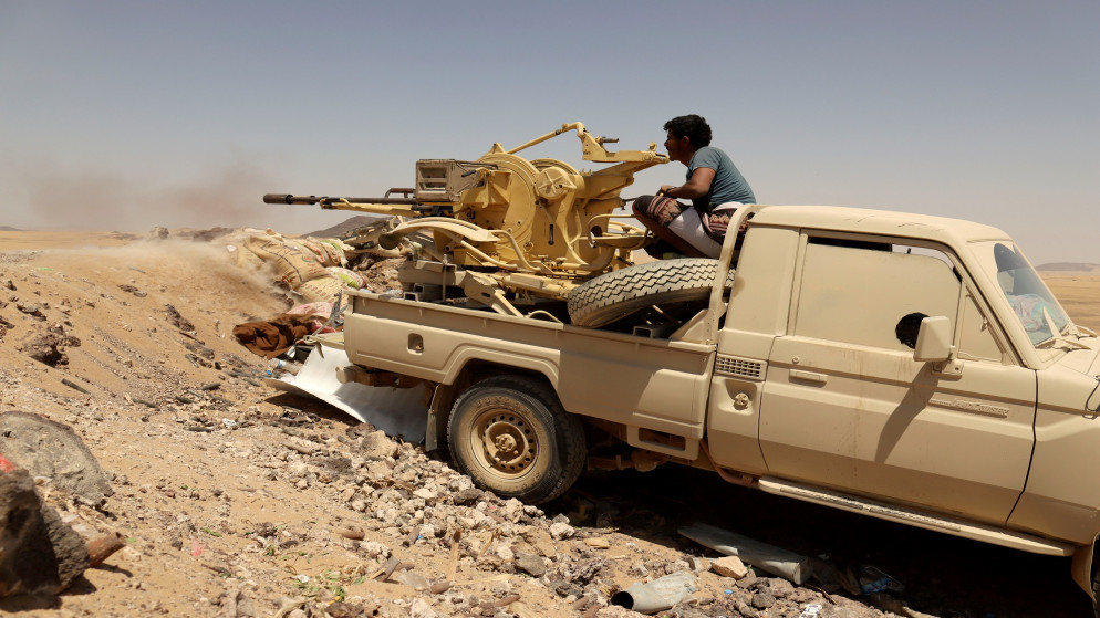 مسلح تابع لقوات الحكومة اليمنية على خط المواجهة ضد الحوثيين. (رويترز)