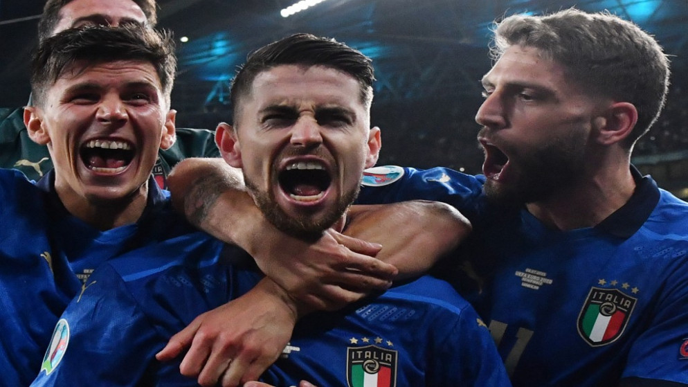 لاعب خط الوسط الإيطالي جورجينيو (وسط) يحتفل مع زملائه في الفريق بعد فوزه في مباراة نصف نهائي كأس أوروبا بين إيطاليا وإسبانيا على ملعب ويمبلي بلندن، 6 تموز/يوليو 2021. (أ ف ب)