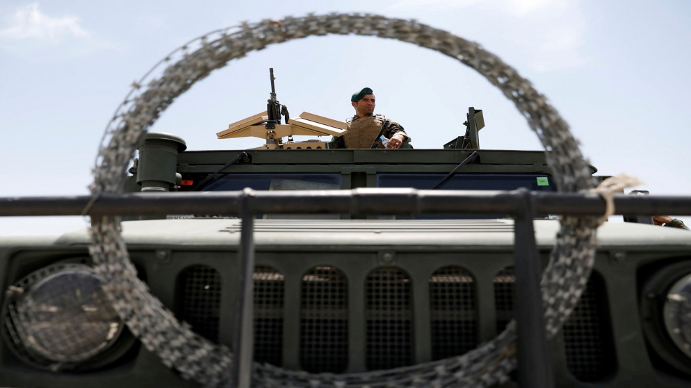 أحد أفراد قوات الأمن الأفغانية يراقب أثناء جلوسه في مركبة عسكرية في قاعدة باغرام الجوية الأميركية، بعد أن أخلتها القوات الأميركية، في مقاطعة باروان، أفغانستان، 5 يوليو / تموز 2021. (رويترز / محمد إسماعيل)