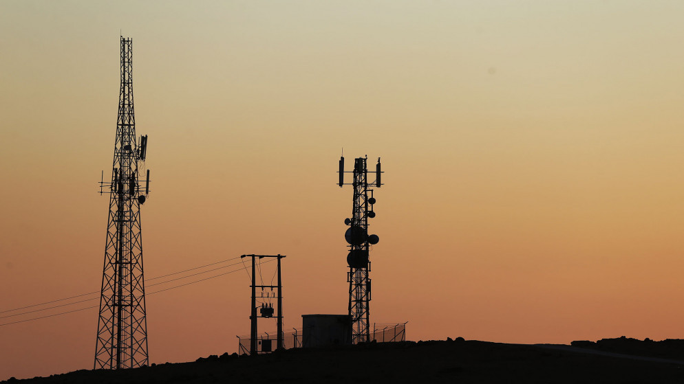 صورة تظهر برجي اتصالات لاسلكية وعليهما أجهزة تقوية بث خاصة بشركات اتصالات. (صلاح ملكاوي / المملكة)