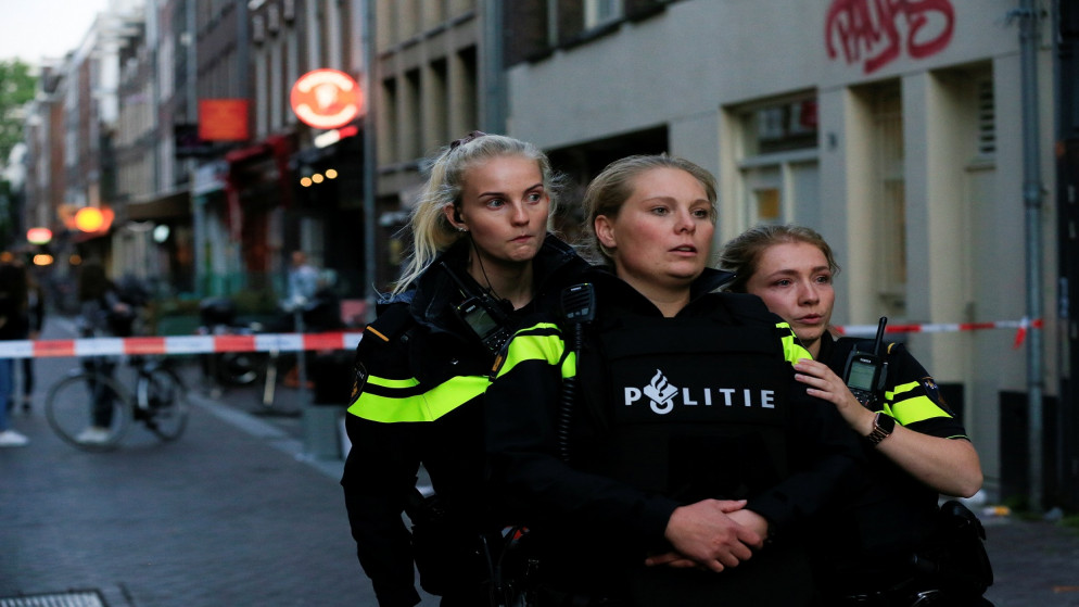 ضباط الشرطة خلال تأمين المنطقة بعد وردو خبر إصابة الصحفي الهولندي بيتر ر. دي فريس بعيار ناري في أمستردام ، هولندا ، 6 يوليو 2021. (رويترز)