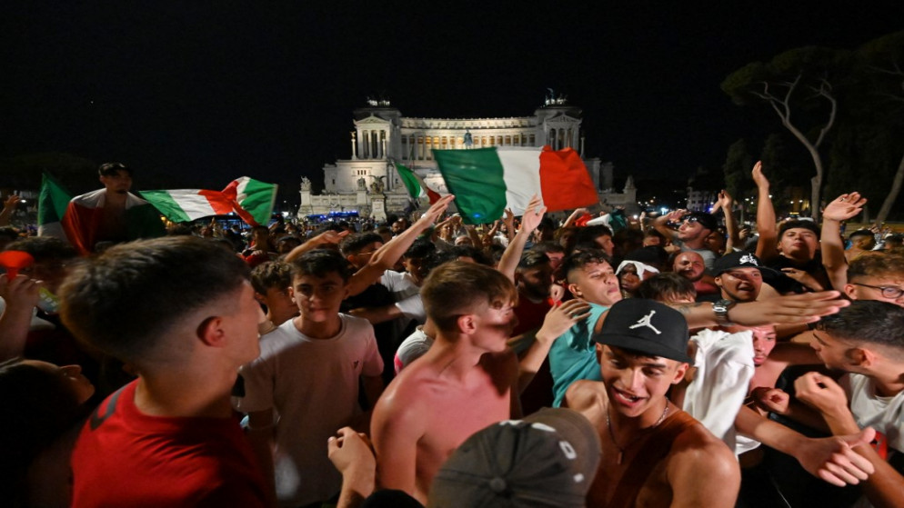 مشجعون للمنتخب الإيطالي لكرة القدم خلال احتفالهم وسط روما بالتأهل إلى نهائي كأس أوروبا. (أ ف ب)