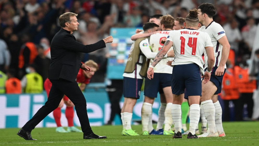 مدرب الدنمارك كاسبر هجولماند (يسار) يحيي لاعبي إنجلترا في نهاية مباراة نصف نهائي كأس أوروبا بين إنجلترا والدنمارك في ملعب ويمبلي بلندن، 7 تموز/يوليو 2021. (أ ف ب)