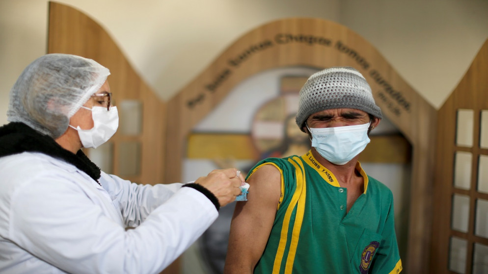 رجل يتلقى لقاحا واقيا من فيروس كورونا في كوريتيبا ، البرازيل ، 1 يوليو ، 2021. (رويترز / رودولفو بوهرر)