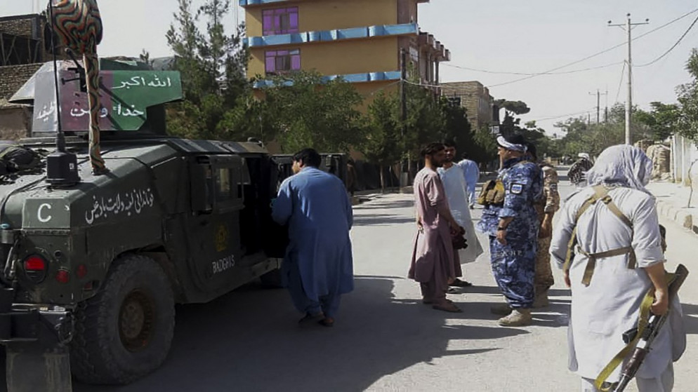 أفراد الأمن الأفغان يقفون على طول الطريق وسط قتال مستمر بين قوات الأمن الأفغانية ومقاتلي طالبان في مدينة قلعة ناو الغربية ، عاصمة إقليم بادغيس. 7 يوليو 2021. (أ ف ب)