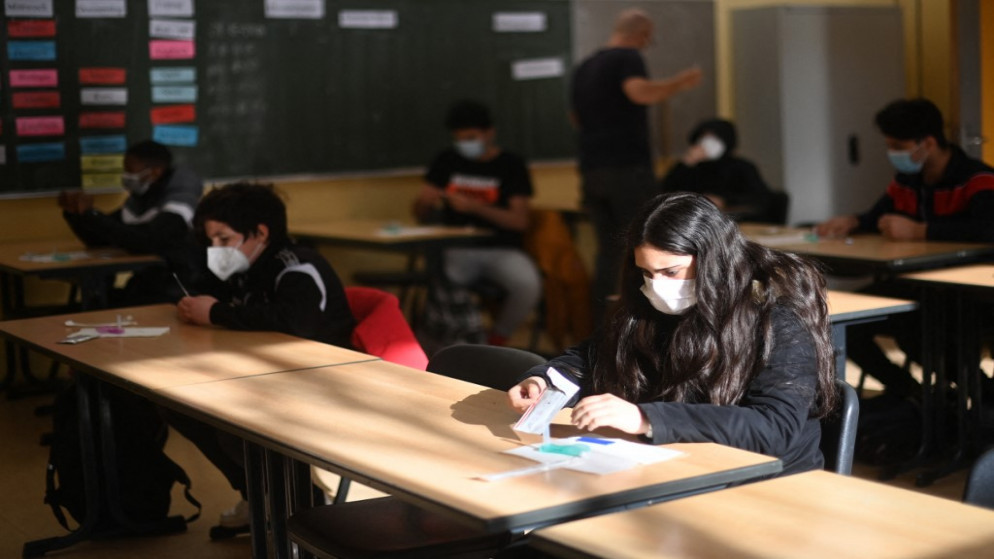 طلاب يجرون لأنفسهم فحص فيروس كورونا في مدرسة في بون، غرب ألمانيا، 17 أيار/مايو 2021. (أ ف ب)
