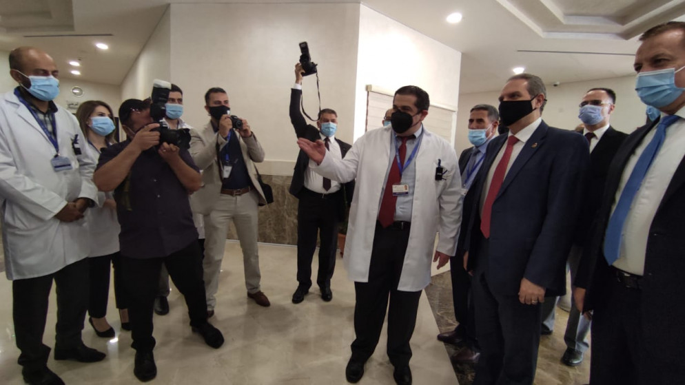 وزير الصحة فراس الهواري خلال افتتاح المركز السعودي للعلاج بالأشعة في مستشفى الملك المؤسس. (المملكة)