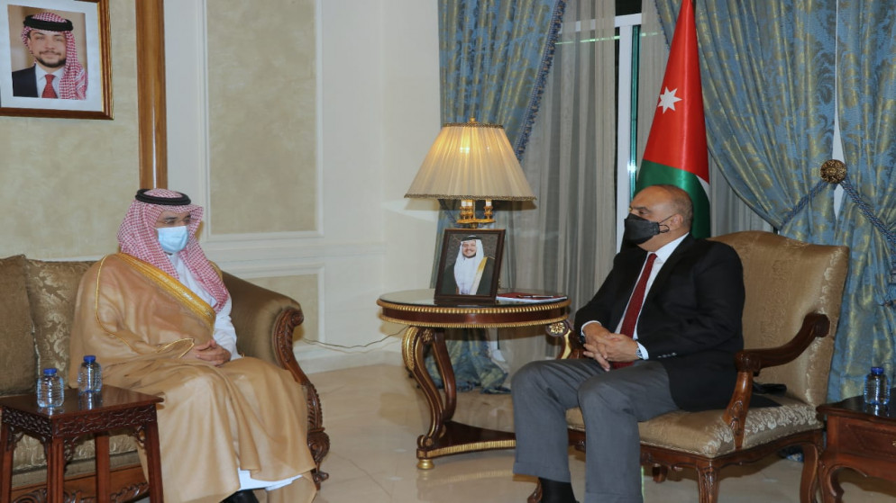 رئيس الوزراء بشر الخصاونة مع الرئيس التنفيذي للصندوق السعودي للتنمية سلطان بن عبد الرحمن المرشد. (بترا)