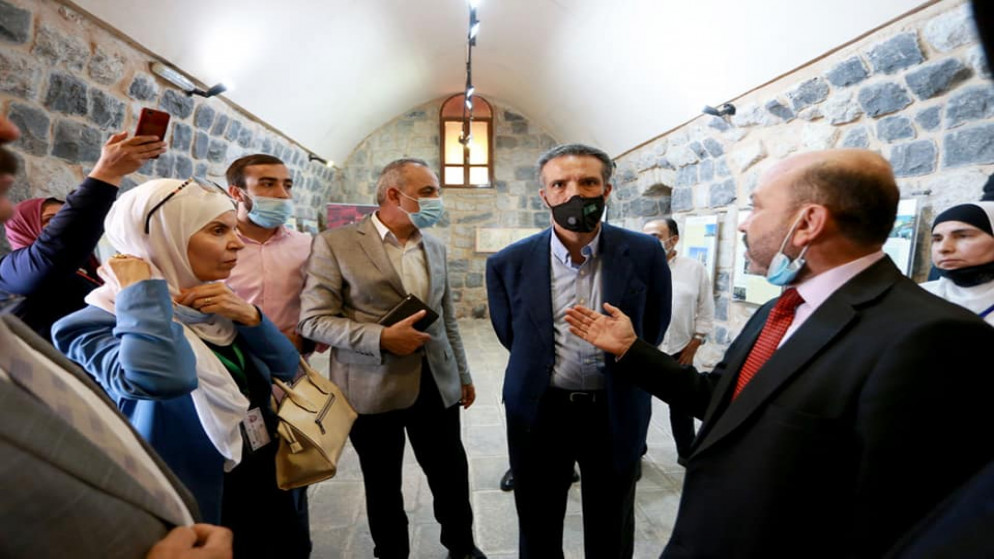 وزير السياحة تفقد متحف سرايا إربد واستمع إلى إيجاز عن الواقع الأثري في المحافظة والأعمال الجارية لتطوير وتأهيل العديد من المواقع الأثرية. (وزارة السياحة)