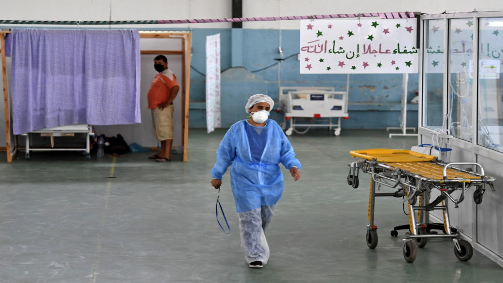طبيب داخل مستشفى في تونس لعلاج مرضى فيروس كورونا. (أ ف ب)