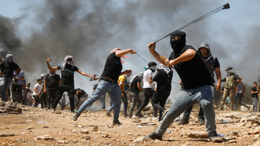متظاهرون فلسطينيون خلال مواجهات مع جيش الاحتلال الإسرائيلي في بلدة بيتا جنوب نابلس في الضفة الغربية المحتلة، 2 تموز/يوليو 2021. (رويترز)