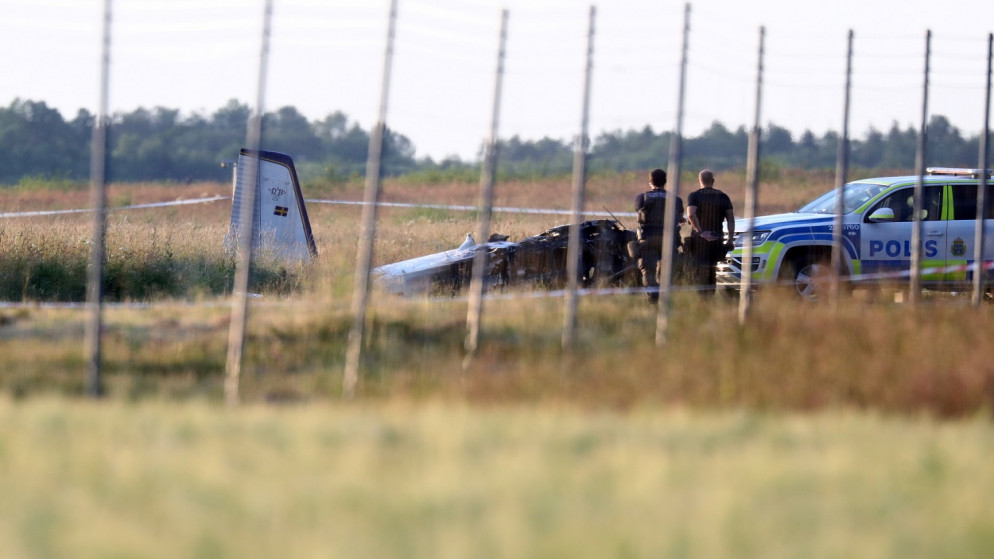 ضباط شرطة يراقبون طائرة صغيرة تحطمت في مطار أوريبرو، أوريبرو، السويد، 8 يوليو 2021. (رويترز)