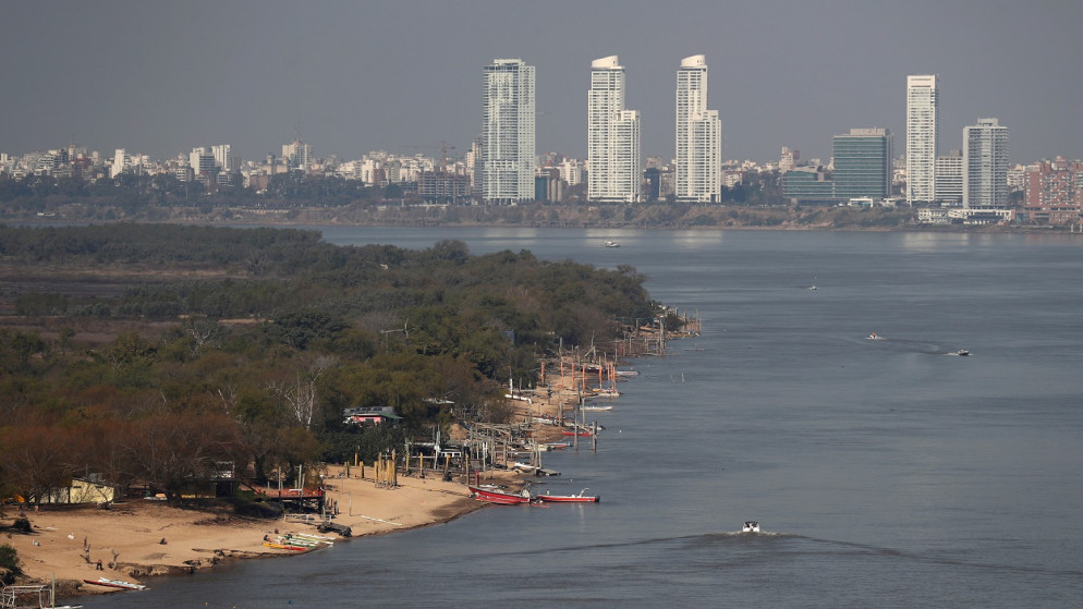 قوارب على شاطئ نهر بارانا، في روزاريو، الأرجنتين، 8 تموز/ يوليو 2021. (رويترز)