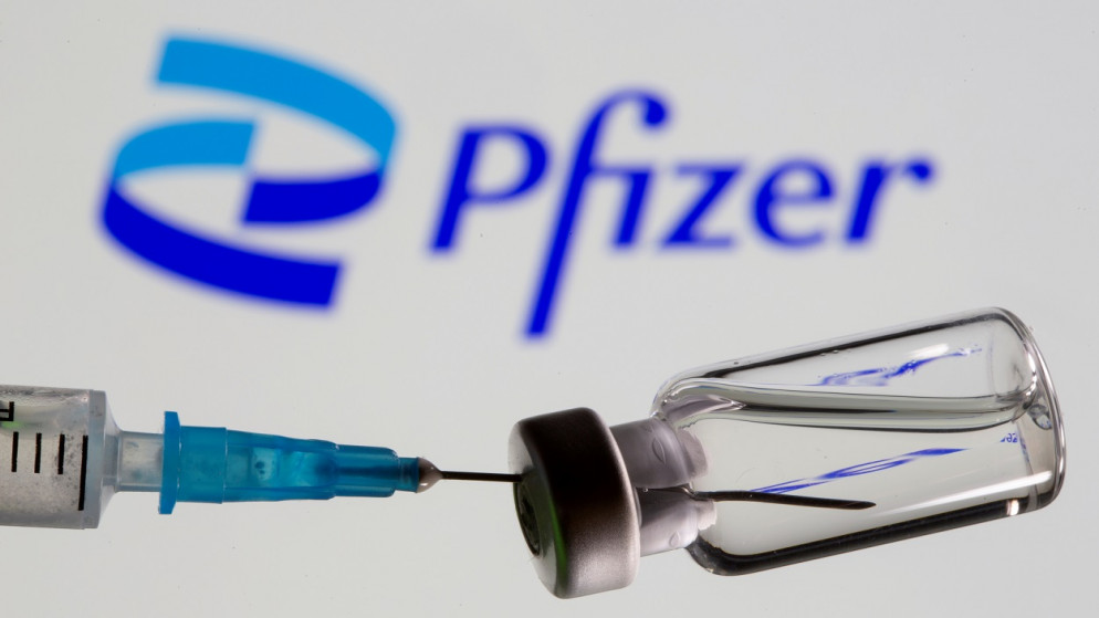 قارورة شوهدت أمام شعار Pfizer الجديد المعروض في هذا الرسم التوضيحي، 24 حزيران/يونيو 2021. (رويترز)