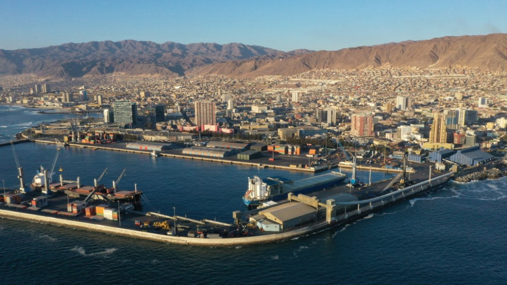 منظر عام لميناء في مدينة أنتوفاغاستا الساحلية في شمال تشيلي. (أ ف ب)