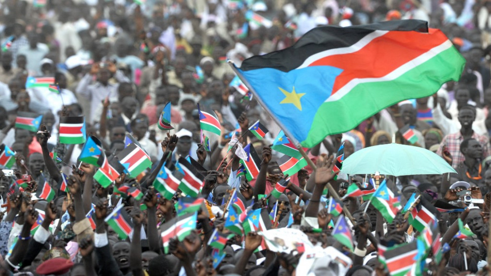 الآلاف يلوحون بعلم جنوب السودان في العاصمة جوبا، 9 يوليو/تموز 2011. (أ ف ب)